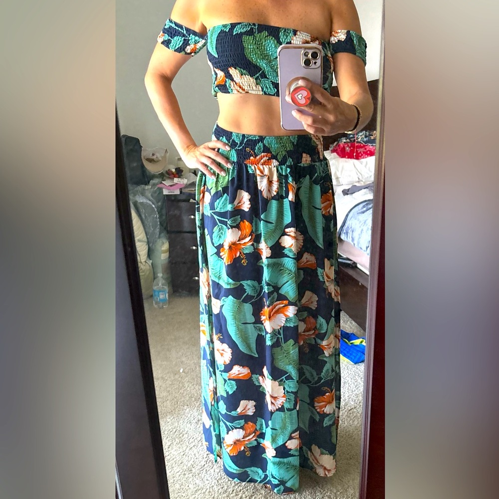 Set crop top and skirt